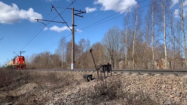 Тепловоз с грузовыми вагонами смотреть онлайн