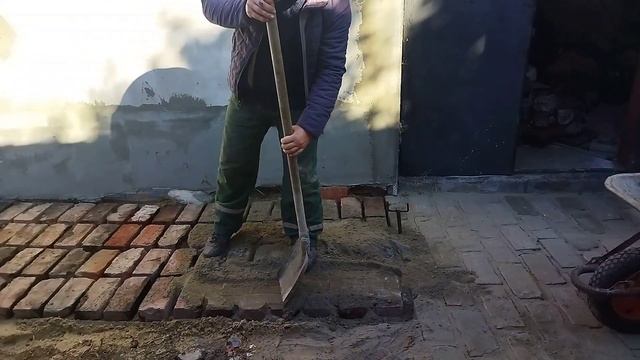 Брущатка з цегли.Бютжетна брущатка з цегли.Як зробити брущатку самому смотреть онлайн