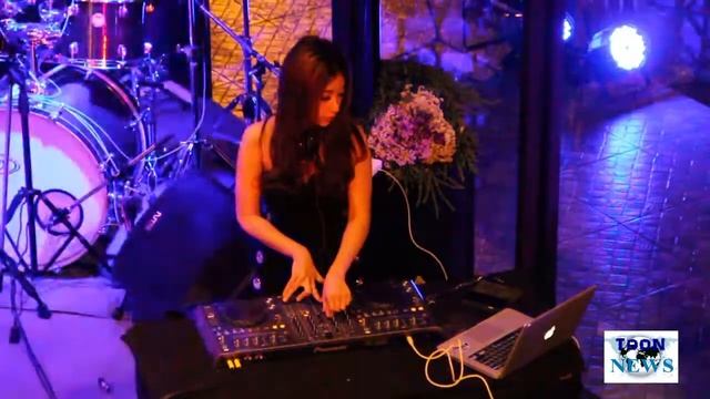 pretty girl @ร้าน Is Wheels bar&restaurant , Amphoe San Sai, Chiang Mai, Thailand. смотреть онлайн
