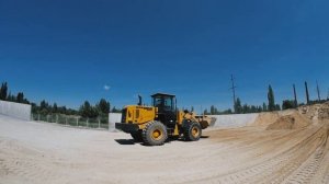 Погрузчик фронтальный BRENNER 956 в работе