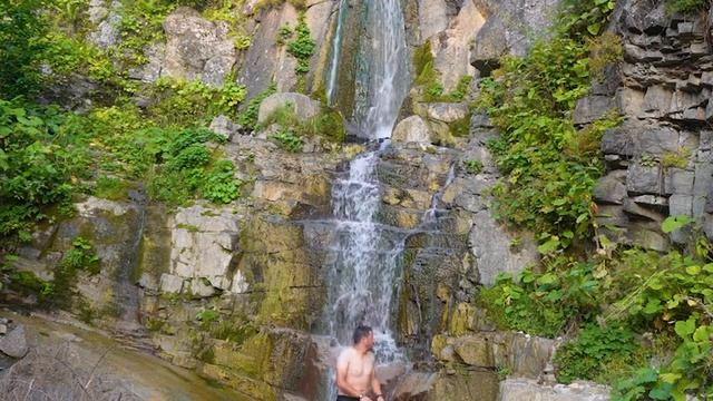 Строительство зимнего убежища у ручья, купание в ручье, готовка еды смотреть онлайн