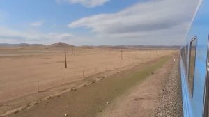 Поездка на поезде по Монголии из Улан-Батора в Иркутск - вид из окна вагона на природу