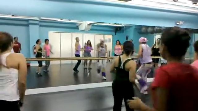 Get on the Floor - JLo & Pitbull смотреть онлайн