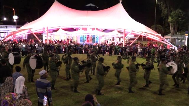RBAF Tattoo band marches through JP смотреть онлайн
