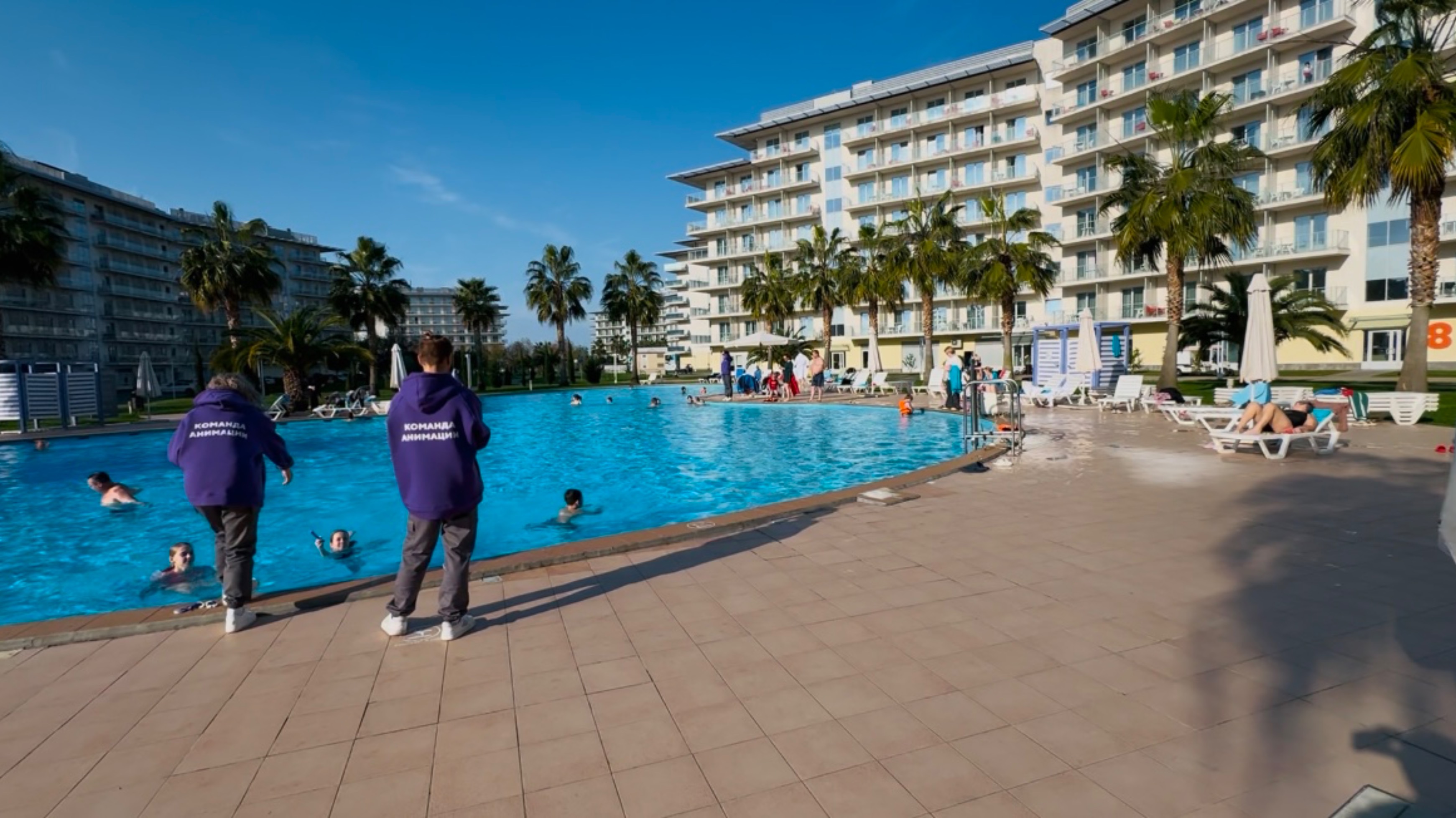 Приехали на ж/д вокзал в Олимпийском парке 🌴 Поедем домой на двухэтажном поезде смотреть онлайн