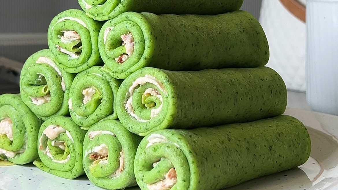 Шпинатные блинчики с жареным беконом