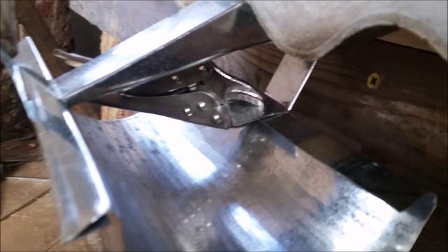 Подвесной желоб на шиферной кровле