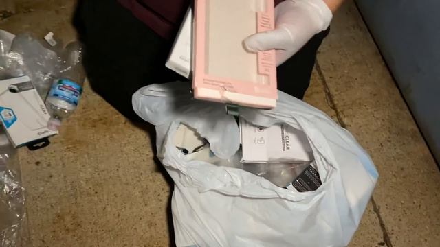 LOVE THESE BAGS!! Apple Store Dumpster Diving!! смотреть онлайн