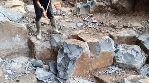 Строительство, самый сильный шахтёр раскалывает камни