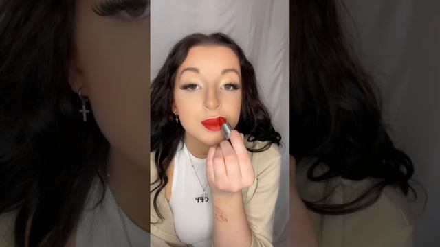 Testing out the Mac Russian red lipstick 💄 смотреть онлайн
