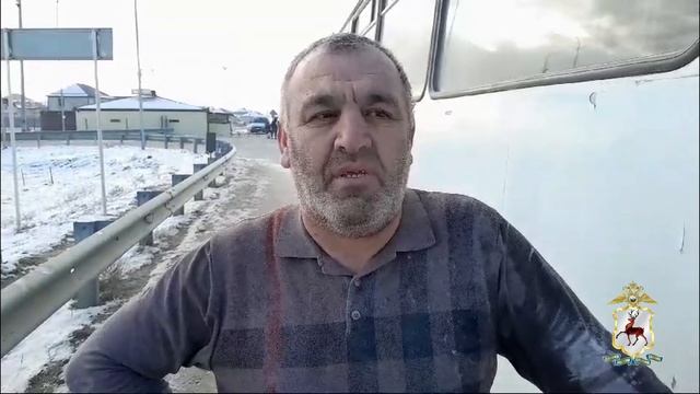 Нижегородские полицейские помогли потушить загоревшееся колесо на рейсовом автобусе смотреть онлайн