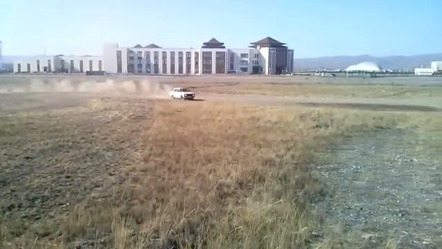 Москвич положили на бок смотреть онлайн