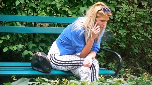 Девушка курит на скамейке смотреть онлайн