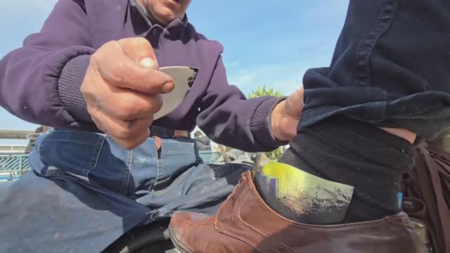 ЧЕСТНЫЙ ЧИСТИЛЬЩИК ОБУВИ ЗА 1 ДОЛЛАР | СТАМБУЛ, ТУРЦИЯ (ASMR) смотреть онлайн