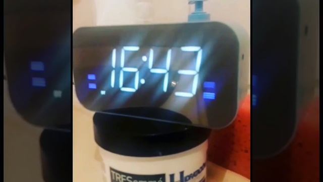 Parlante, espejo reloj.