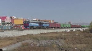 Грузовые поезда Монголии едут на скорости в пределах города Улан-Батор | Железная дорога