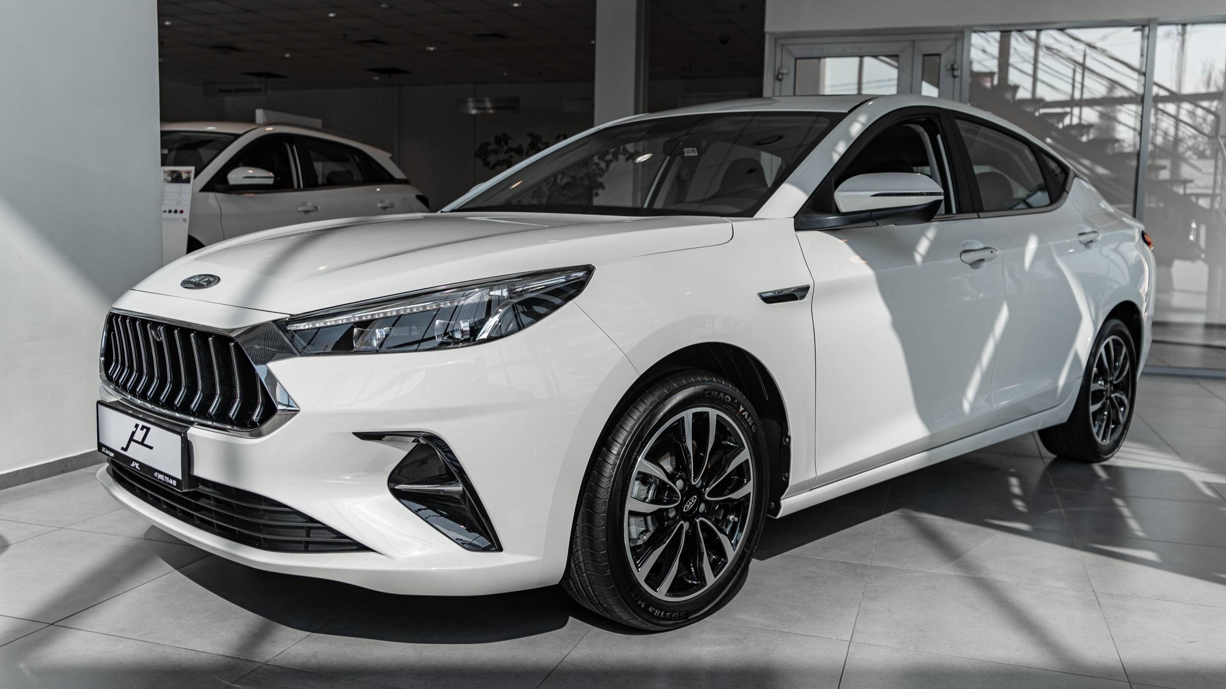 JAC J7 (LUXURY) Лифтбэк Белый глянец смотреть онлайн