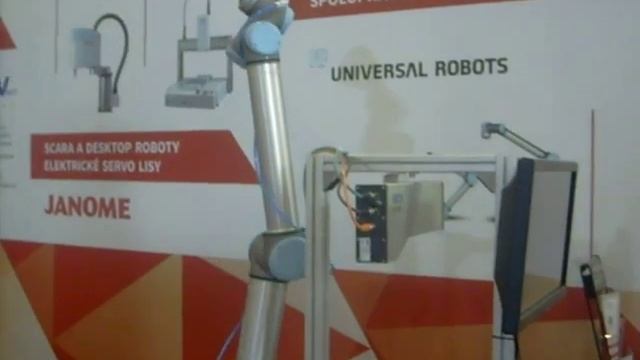Робот-манипулятор Universal Robots манипулирует изделием на ленте смотреть онлайн