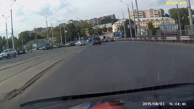 Придурок на грузовике сгоняет с полосы смотреть онлайн