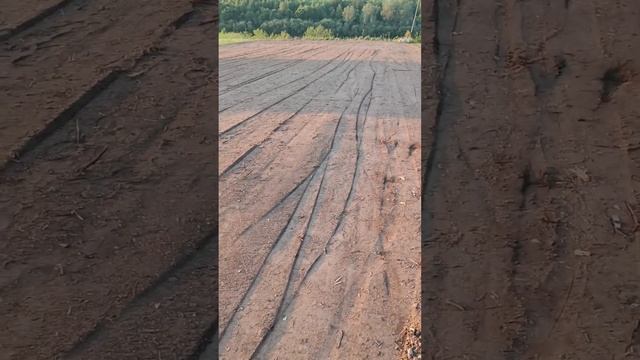 Черновик газона.Закончим в следующем году. Убираем корни, камни. Поверхность твердая и ровная. смотреть онлайн