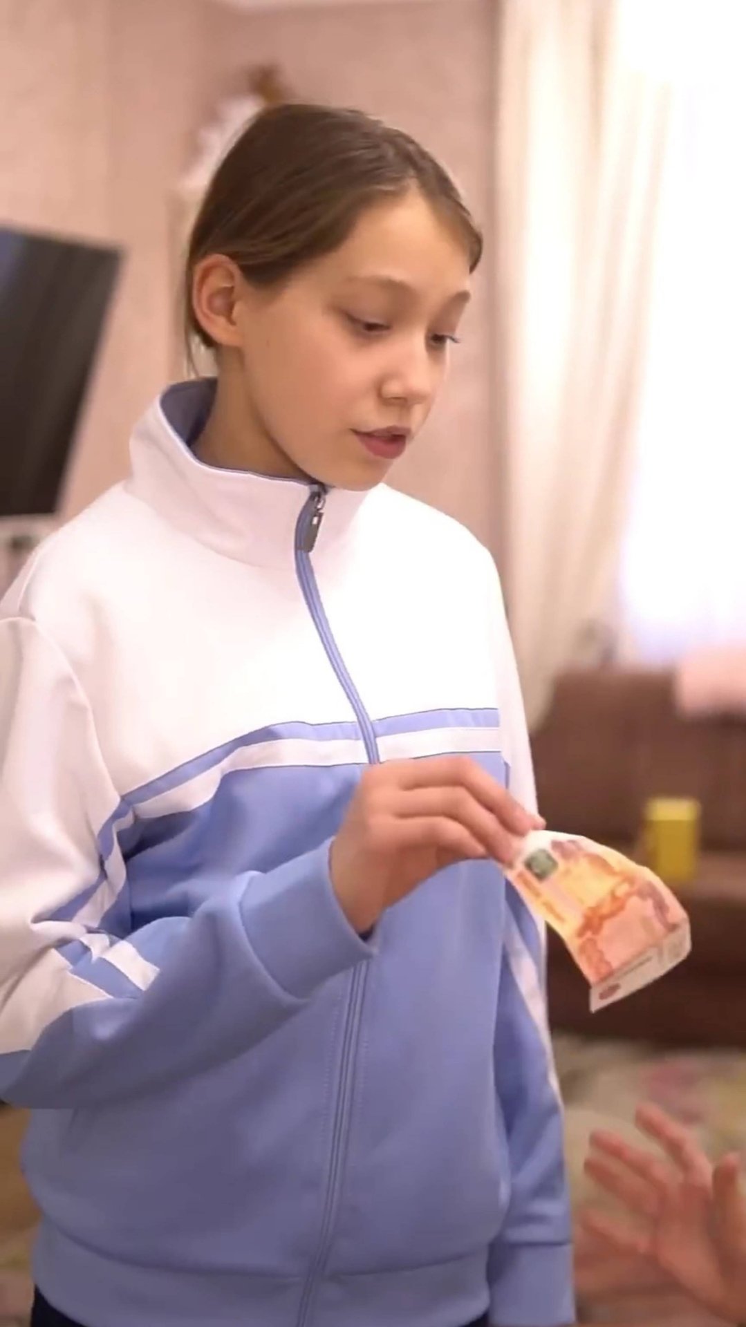 Дочь зарабатывает сама, чтобы помочь маме #pov #povstory #vikazang смотреть онлайн