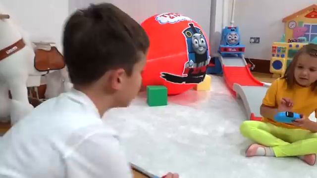 Дети не поделили игрушки Герои в Максах в огромных шарах _ PJ masks Giant toy bolls surprise смотреть онлайн