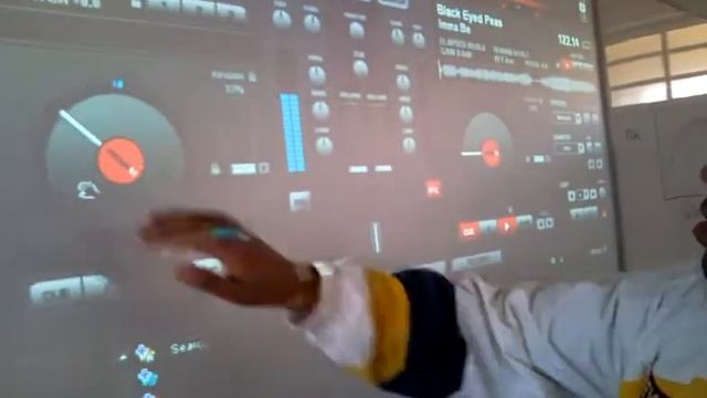 the world's smartest dj's.mp4 смотреть онлайн
