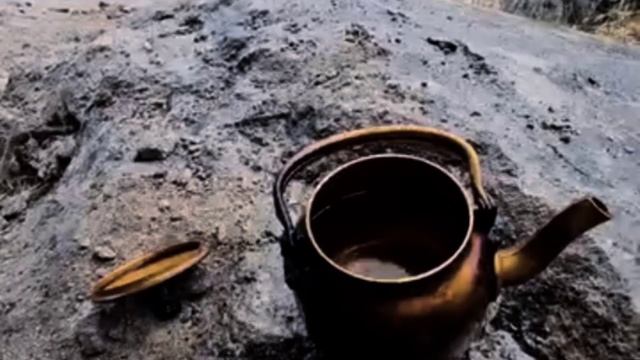 Строительство безопасного убежища. Создание укрытия своими руками внутри огромной скалы в лесу. смотреть онлайн