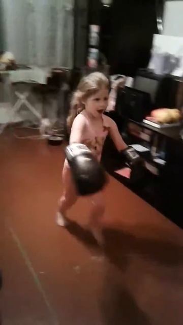 Дерется как девочка)