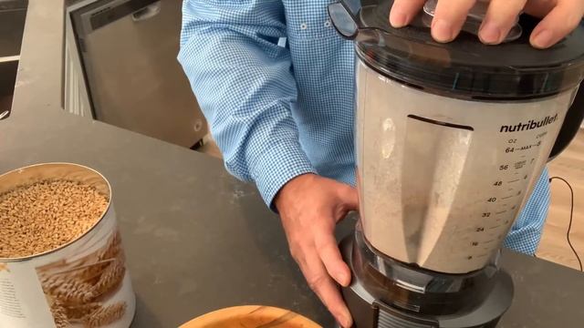 Grinding Wheat With A Blender смотреть онлайн