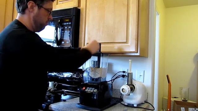 Blending Almonds with a High Performance Blender.MOV смотреть онлайн