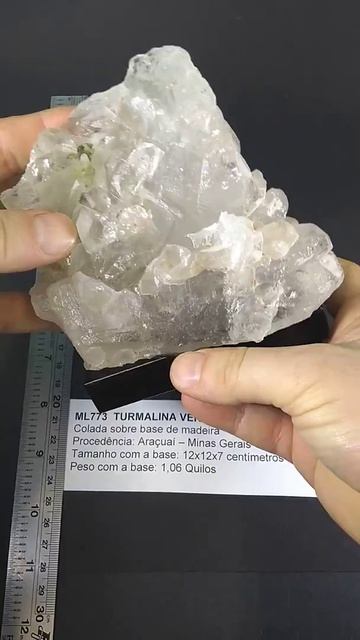 ML773 TURMALINA VERDE SOBRE QUARTZO смотреть онлайн