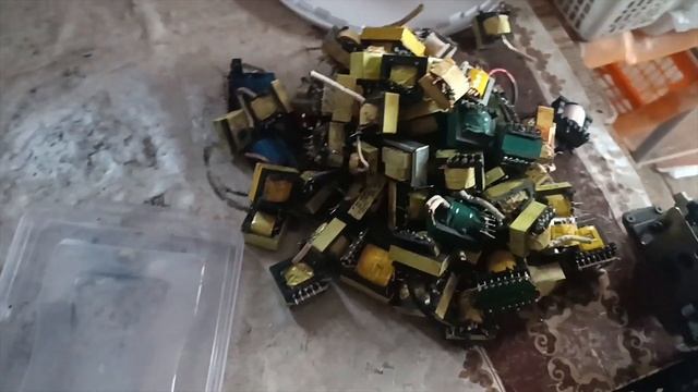 РАЗОБОР ХЛАМА НА ЦВЕТМЕТ! ПОИСК МЕДИ! ДОБЫВАЮ МЕДЬ! ДЕНЬГИ ИЗ МУСОРА С ПОМОЕК! КАК ЗАРАБОТАТЬ ДЕНЬГИ смотреть онлайн