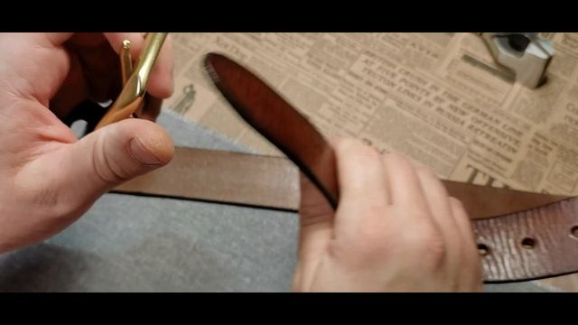 Vintage leather belt with brass buckle. смотреть онлайн