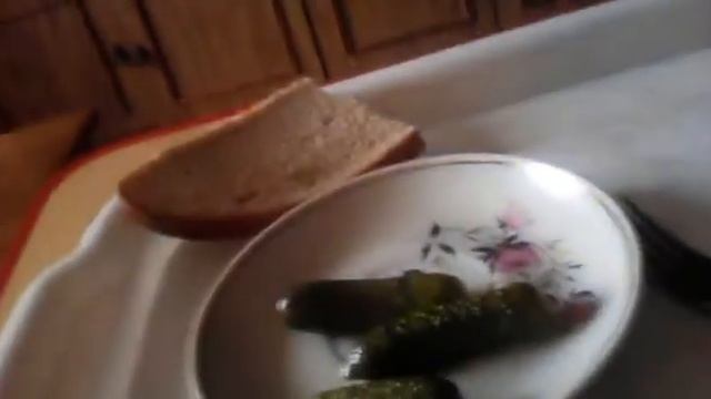 Еда картошка с мясом с огурцами и с хлебом смотреть онлайн
