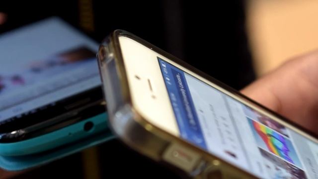 Can't stop checking your mobile phone? DMU's Dr Lee Hadlington explains why смотреть онлайн