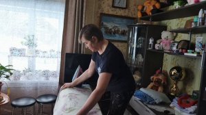 Колем дрова на дровоколе,подарок бабушке .