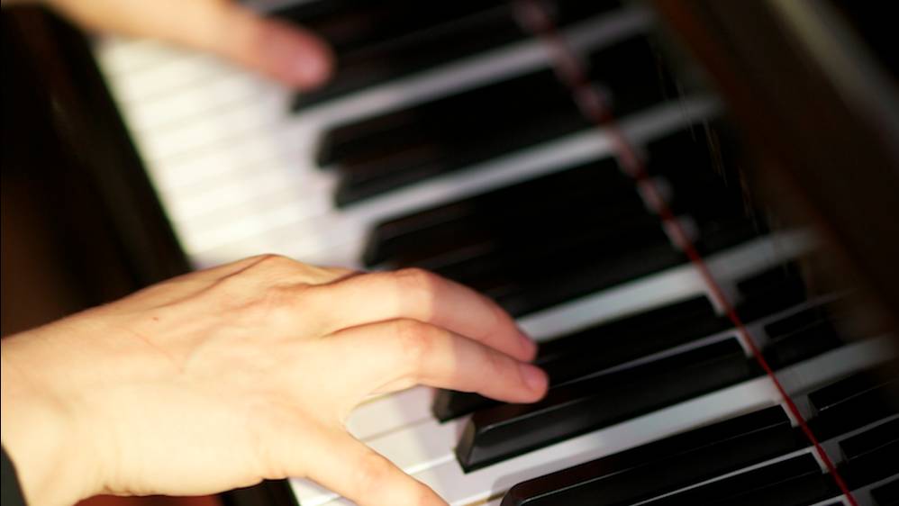 О методике КАК играть по слуху. На примере песни из ЮНОНА и АВОСЬ.В 3 разных тональностях. смотреть онлайн