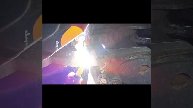 Рабочие моменты, сварка, подвариваю грейдер, сварка метала, сварка техники, работа сварщика смотреть онлайн