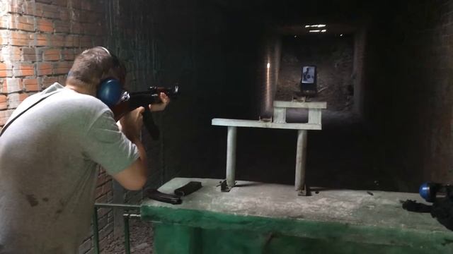 Стрельба из автомата Тип 56 (Type 56)/АКМ (AKM). Стрельбище в Сиемреапе, Камбоджа смотреть онлайн