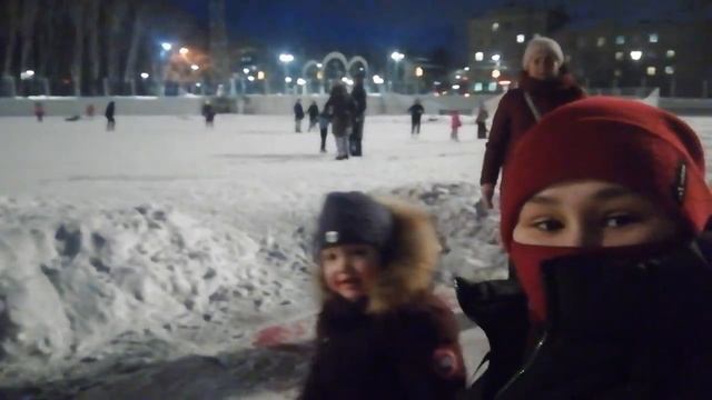 #shorts на прогулке всей семьёй, пока наш папа одевался мама успела заснять что и как. 29.01.2022 г. смотреть онлайн