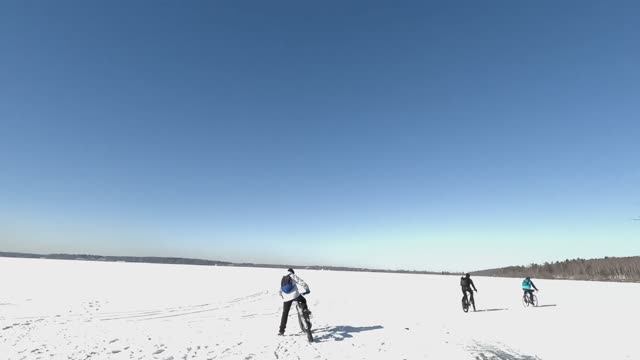 Механизированная Бригада из Солнечногорска продолжает ехать по озеру Сенеж в День Защитника. смотреть онлайн