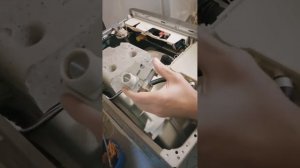 Почему появляется вода в выключенной стиральной машине. Замена КЭН (наливного клапана) своими руками