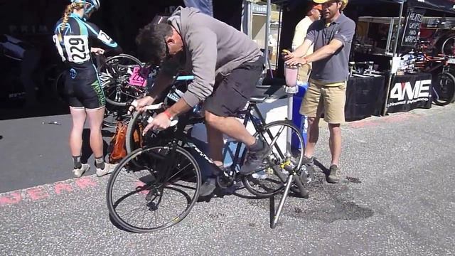 Sea Otter '11 - GT Brown powers a blender by pedaling смотреть онлайн