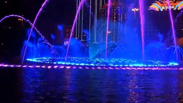Fountain show at Wynn, Macau - 月亮代表我的心 смотреть онлайн