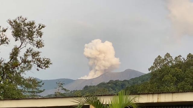 Rincon de la Vieja Volcano, Costa Rica large ash eruption, volcanic eruption #eruption #volcano смотреть онлайн