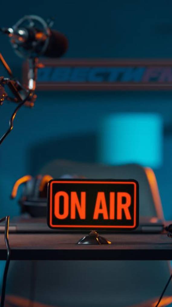 МЕРЦ выгоняет АМЕРИКАНЦЕВ | Двести ФМ смотреть онлайн