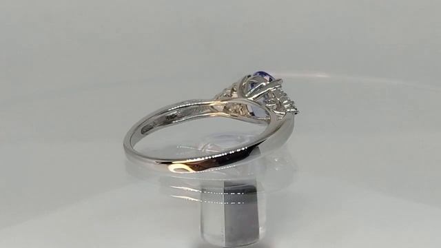 Кольцо с натуральным Bluish Violet танзанитом 1.47ct (8х6мм) и фианитами, желтый свет смотреть онлайн