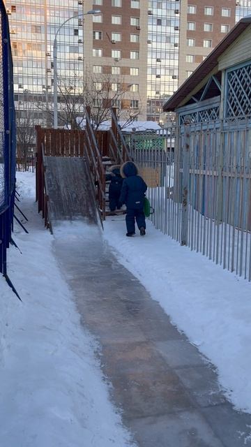 Володя на горке во дворе смотреть онлайн
