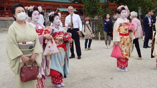 How to Become a Geisha, Training of a Maiko in Heian Shrine in Kyoto 京都祇園の舞妓さんの平安神宮での踊りの練習と勉強